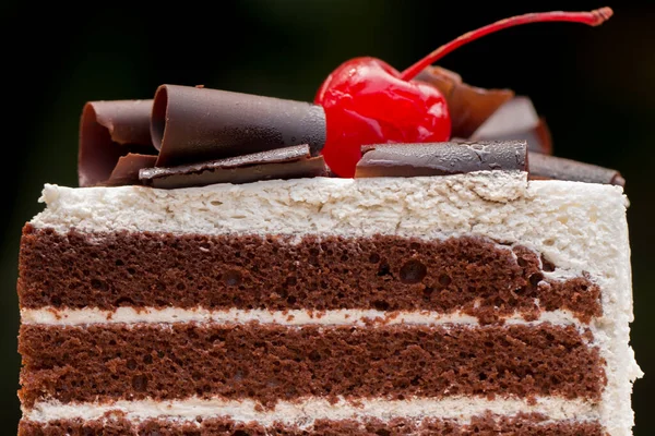 Кусок Шоколадного Торта Ванильной Глазурью Вишневым Желе Увенчанный Белым Сыром — стоковое фото