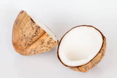 Beyaz arkaplanda hindistan cevizini kapat.