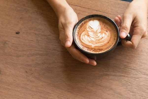 Frauenhand Hält Piccolo Latte Kunst Einer Tasse Die Schöne Herzkunst — Stockfoto