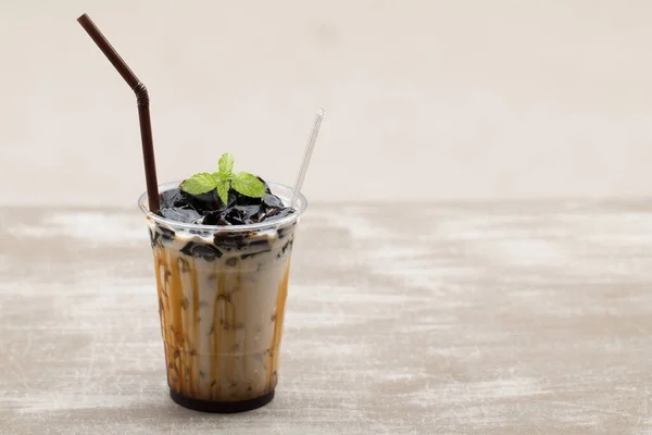 Gelée Herbe Lait Frais Caramel Dans Une Tasse Plastique — Photo