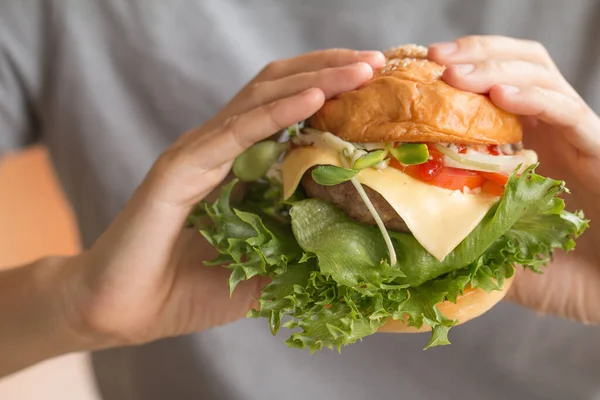 Kobieta Hamburgera Porze Lunchu — Zdjęcie stockowe