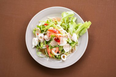 Mürekkep balıklı Tayland baharatlı salatası.