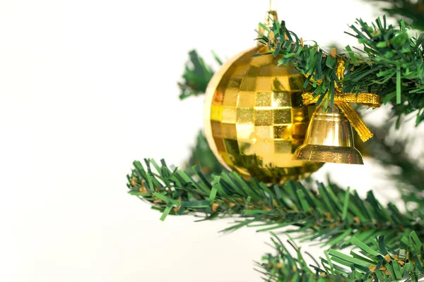 カラフルな装飾品や背景を作るためのコピースペースのデザインを持つ装飾クリスマスツリー — ストック写真