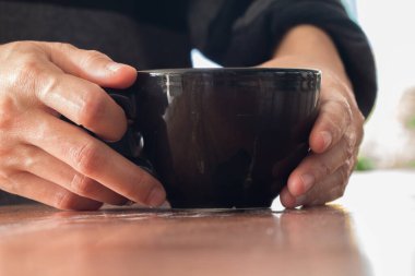 Isınmayı seven bir kadın, geç saatte kahve....