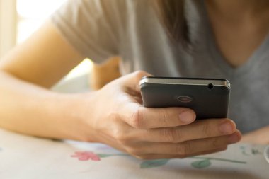 Akıllı telefon kullanan, internetten alışveriş yapan kadın elleri konsepti.