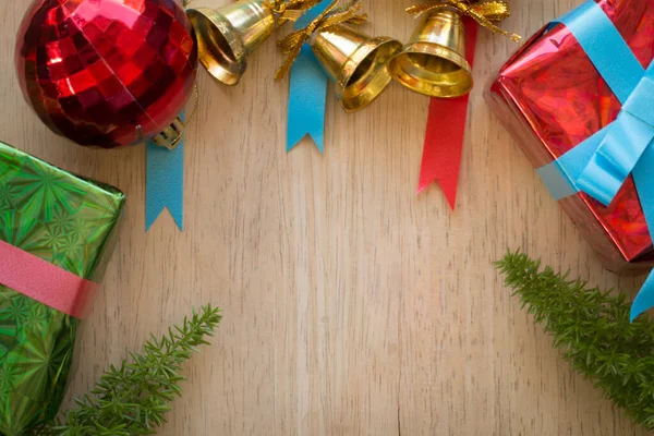 Dekore Edilmiş Noel Ağacıyla Ahşap Bord Arkaplan Yapmak Için Renkli — Stok fotoğraf