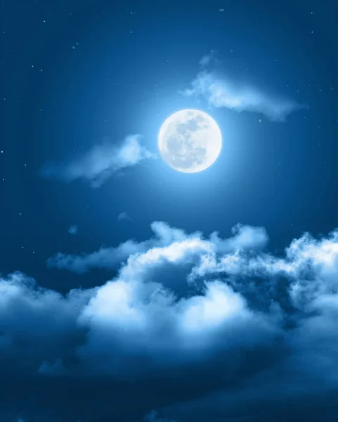 하늘은 보름달과 구름과 별들로 뒤덮여 달빛이 감도는 로열티 프리 스톡 사진