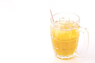 Beyaz arka planda buzlu kasımpatı çayı..