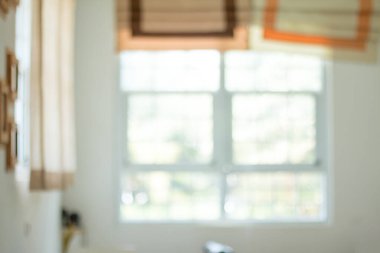 Arka plan için bulanık oturma odası dekorasyonu, odaya cam pencereli doğal ışık.