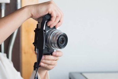 Bir kadın fotoğraf makinesi kullanır..