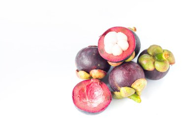 Beyaz arka planda izole edilmiş Mangosteen yakın çekim.