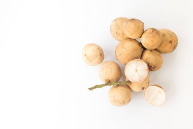 Long Gong meyvesi, beyaz arka planda Lansium paraziti..