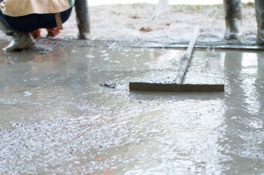 İnşaat işçisi beton döşeme döşüyor, inşaat işçileri ile inşaat, ev inşa konsepti..