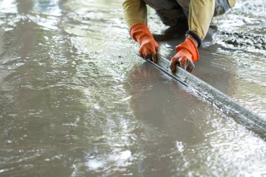 İnşaat işçisi beton döşeme döşüyor, inşaat işçileri ile inşaat, ev inşa konsepti..