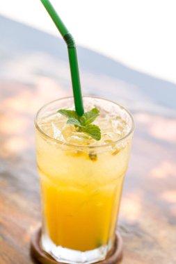 Kafe restoranında buzlu tutkulu meyve suyu.