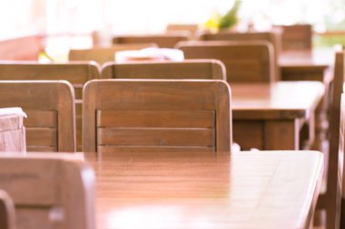 Açık hava restoranının arka planı bulanık.