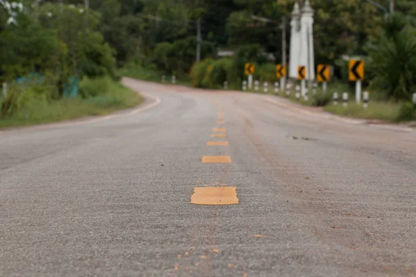 Yol İşaretleri Tehlikeli Viraj İçin Sürücüleri Uyardı.