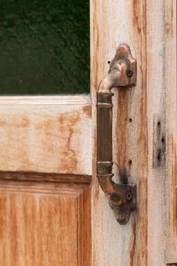 Ahşap kapının eski paslı sapı..