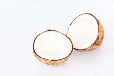 Beyaz arkaplanda hindistan cevizini kapat.