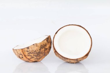 Beyaz arkaplanda hindistan cevizini kapat.