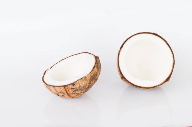 Beyaz arkaplanda hindistan cevizini kapat.