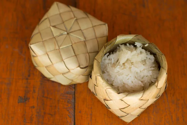야자수 용기에 진미가 타이에서 쌀이다 — 스톡 사진