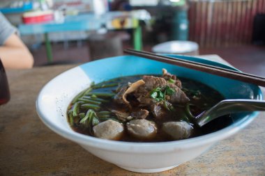 Domuz eti, domuz eti ve sebzeli erişte..