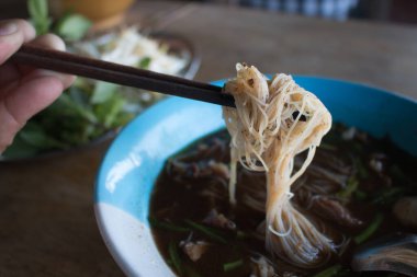 Domuz eti, domuz eti ve sebzeli erişte..