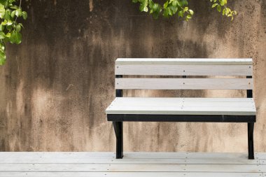 Rahatlamak için teraslı beyaz sandalye..