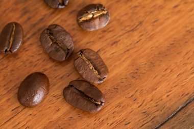 Tahta masadaki kahve çekirdeklerini kapat..