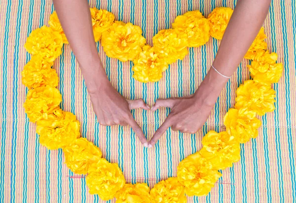 Gelbe Sommerblumen Herzform Mit Händen — Stockfoto
