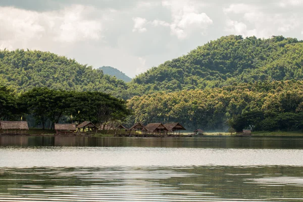 Casa Flotante Con Hermosas Vistas Montaña Del Embalse Naam Marn — Foto de Stock