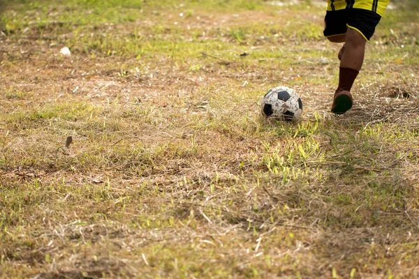 Joven Asiático Jugando Fútbol Campo — Foto de Stock