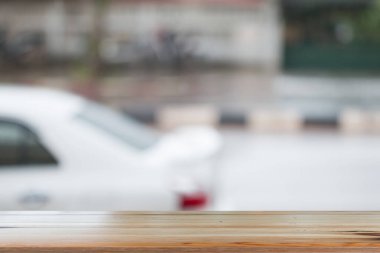 Ahşap masa, arka plan için soyut olarak bulanık..