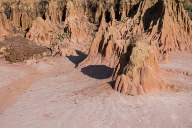Toprak Çöküşü veya Clay doğal konsept resmi çökertir.