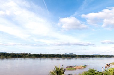 Gün ortasında nehir üzerinde bulutlar, Tayland 'da Mae Khong nehri..