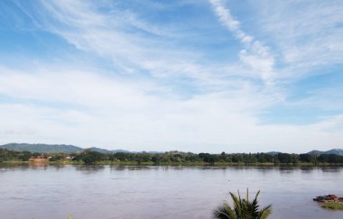 Tayland 'da Mae Khong nehrinin üzerindeki mavi gökyüzü manzarası