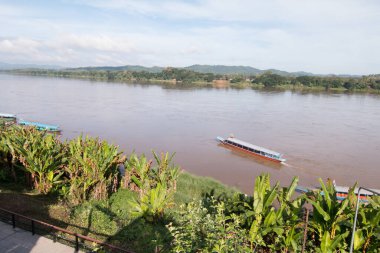 Gün ortasında nehir üzerinde bulutlar, Tayland 'da Mae Khong nehri..