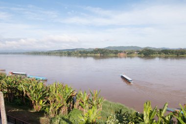 Gün ortasında nehir üzerinde bulutlar, Tayland 'da Mae Khong nehri..