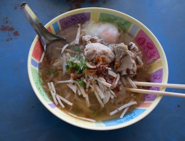 Domuz etli pilav, haşlanmış yumurta ve en sevdiği sebze..