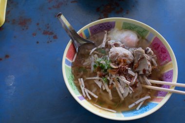 Domuz etli pilav, haşlanmış yumurta ve en sevdiği sebze..