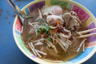 Domuz etli pilav, haşlanmış yumurta ve en sevdiği sebze..