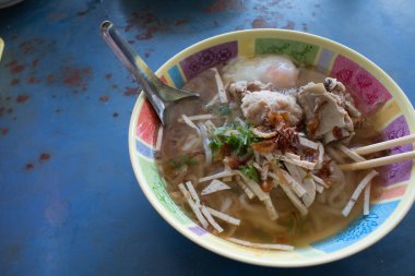 Domuz etli pilav, haşlanmış yumurta ve en sevdiği sebze..