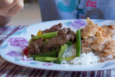 Kızarmış domuz eti ve körili pilav..