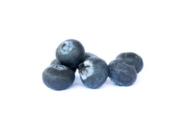 Beyaz arkaplanda taze yaban mersini.