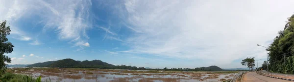 Awan Atas Sungai Tengah Hari — Stok Foto