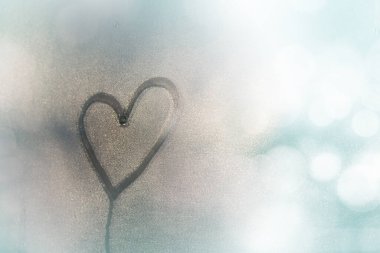 Sevgililer Günü geçmişi ya da düğün geçmişi için su damlası konsepti tasarımı içeren cam pencere üzerindeki kalp şekli.