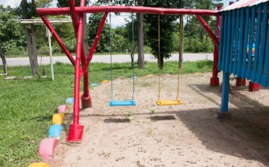 Asma köprüsü olan oyun parkı.