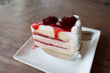 Çilekli pastaya yaklaş..