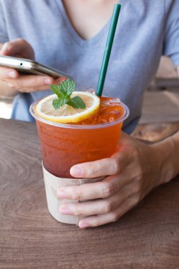 Tahta masada limonlu buzlu çay..